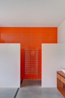 Πορτοκαλί τοίχο στο μπάνιο