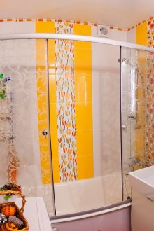 Πορτοκαλί κάθετες λωρίδες στο μπάνιο