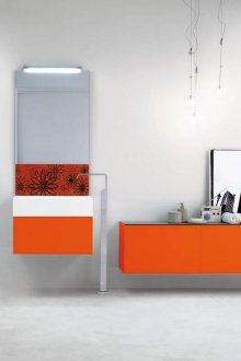 Πορτοκαλί και πολύχρωμες προσόψεις στο μπάνιο