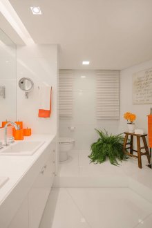 Αξεσουάρ πορτοκαλί σε μια λευκή μπανιέρα