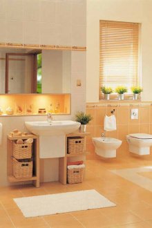 Πρίζα πορτοκαλί, δάπεδο και μέρος του τοίχου στο μπάνιο