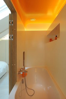 Πορτοκαλί οροφή στο μπάνιο