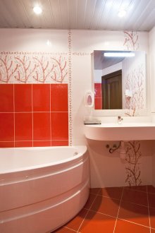 Πορτοκαλί πάτωμα στο εσωτερικό του μπάνιου