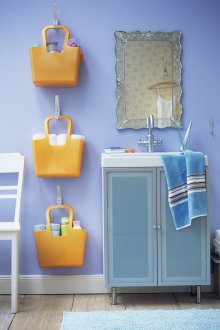 Πορτοκαλί καλάθια στο μπάνιο