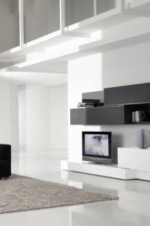 Μαύρα και άσπρα έπιπλα σε ένα μεγάλο καθιστικό υψηλής τεχνολογίας