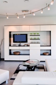 Ασπρόμαυρη επίπλωση σε ένα άνετο σαλόνι υψηλής τεχνολογίας