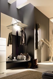 Ασπρόμαυρα έπιπλα υψηλής τεχνολογίας στο διάδρομο