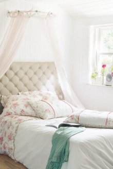 Λευκά και κρέμα έπιπλα κρεβατοκάμαρας από πρόνοια