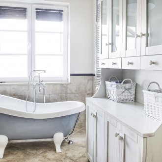 Λευκό ντουλάπι μπάνιου σε στυλ provence