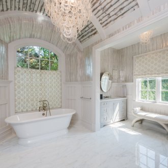 Λευκό συρτάρι και πάγκο στο μπάνιο σε στυλ της Προβηγκίας