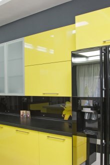 Stijlvolle zwarte en gele set in de keuken