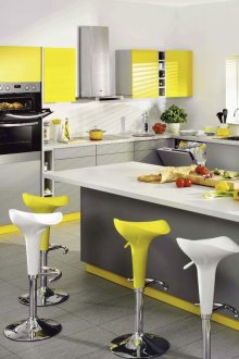 Κίτρινο τόνους σε μια γκρι-λευκή κουζίνα