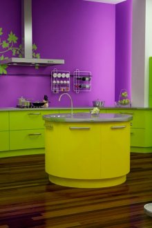 Στρογγυλό κίτρινο νησί στην κουζίνα