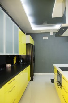 Κίτρινο μαύρο σετ κουζίνας