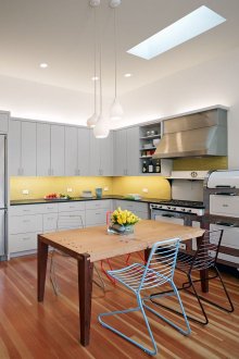 Καφέ πάτωμα και τραπέζι κουζίνας με κίτρινη ποδιά