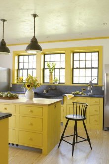 Μαύρο πάγκο στο κίτρινο ακουστικό