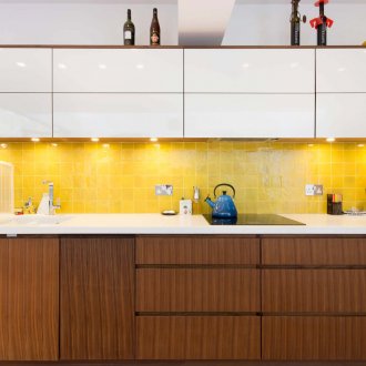 Καφέ και λευκό σετ κουζίνας με κίτρινη ποδιά