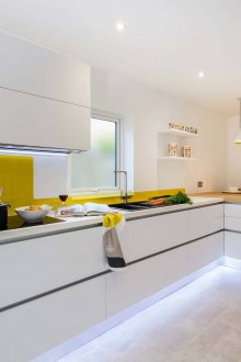 Λευκή και κίτρινη ποδιά στην κουζίνα