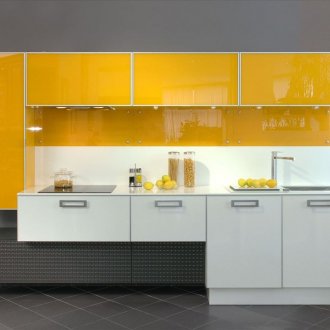 Μαύρα, κίτρινα και λευκά χρώματα στην πρόσοψη της κουζίνας