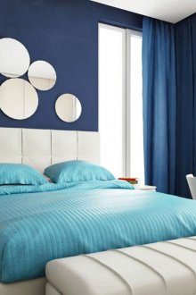 Μπλε στρωμνή στο υπνοδωμάτιο