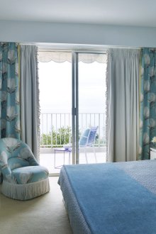 Μπλε έπιπλα και υφάσματα στην κρεβατοκάμαρα