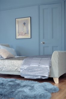 Γκρι κρεβάτι σε καφετί και μπλε κρεβατοκάμαρα