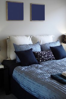 Μπλε υφάσματα στην κρεβατοκάμαρα