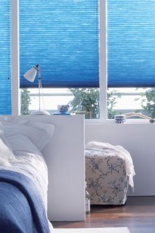 Μπλε περσίδες στο υπνοδωμάτιο