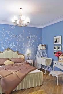 Μπλε τοίχους και μοτίβο στην κρεβατοκάμαρα