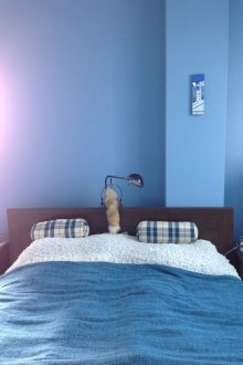 Μπλε απλά τείχη και υφάσματα στην κρεβατοκάμαρα