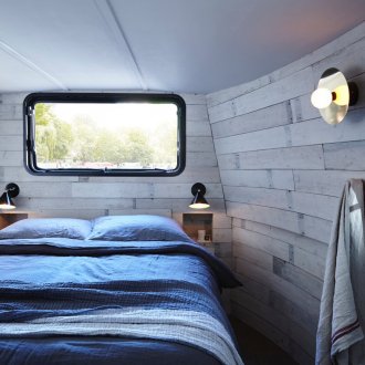 Μπλε υφάσματα σε ένα ασυνήθιστο υπνοδωμάτιο