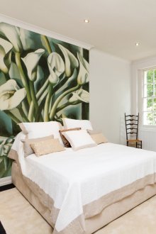 Φωτογραφία ταπετσαρία με ζωγραφισμένα λουλούδια στην κρεβατοκάμαρα