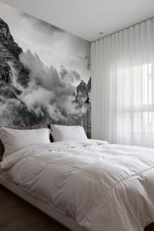 Ασπρόμαυρη ταπετσαρία φωτογραφιών με θέα στο βουνό στην κρεβατοκάμαρα