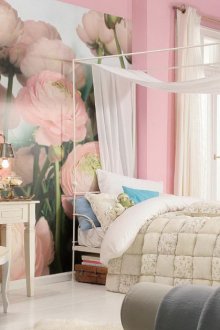 Φωτογραφία ταπετσαρία με παιώνια στην κρεβατοκάμαρα