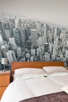 Ασπρόμαυρη ταπετσαρία φωτογραφιών με μια πόλη στην κρεβατοκάμαρα