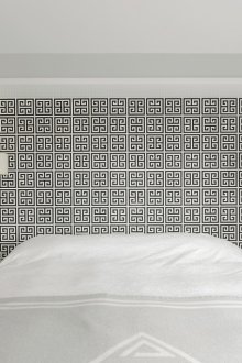 Ασπρόμαυρες γεωμετρικές τοιχογραφίες στο υπνοδωμάτιο