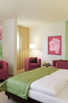 Τοίχος τοιχογραφία με τα φύλλα στο υπνοδωμάτιο