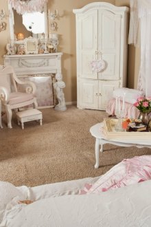 Μπεζ και άσπρο άνετο σαλόνι με το στυλ του shabby chic