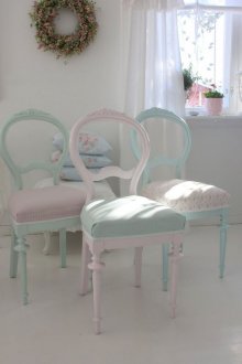 Λευκοί τοίχοι και πάτωμα σε ένα χαλαρό σαλόνι