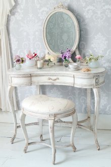 Όμορφο τραπέζι dressing στο στυλ του shabby chic