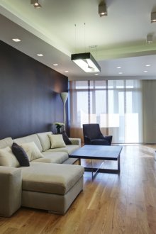 Μινιμαλιστικά μπεζ και μαύρα έπιπλα στο σαλόνι.