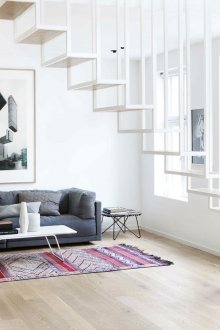 Ασπρόμαυρη μινιμαλιστική επίπλωση στο σαλόνι