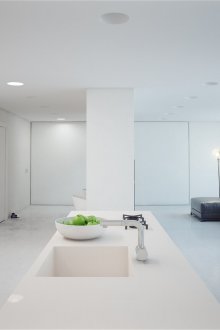 Ασπρόμαυρη μινιμαλιστική επίπλωση στην κουζίνα