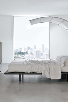 Μεταλλικά και πλαστικά έπιπλα στο υπνοδωμάτιο με το στυλ του μινιμαλισμού.