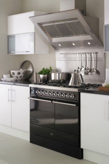 Λευκή που στην κουζίνα με το στυλ του μινιμαλισμού