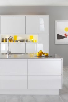 Λευκή που στην κουζίνα με ένα νησί στο ύφος του μινιμαλισμού