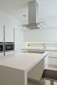 Λευκά έπιπλα στην κουζίνα με το στυλ του μινιμαλισμού.