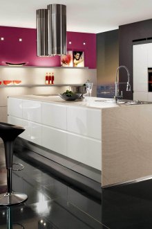 Μπεζ, λευκό, μαύρο και ροζ χρώματα στην κουζίνα με το στυλ του μινιμαλισμού.