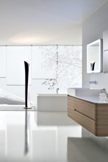 Μινιμαλιστικά έπιπλα από ξύλο στο μπάνιο