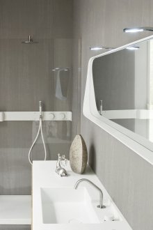 Μινιμαλιστικά ξύλινα και πλαστικά έπιπλα στο μπάνιο